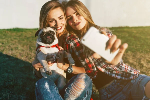 Hermanas gemelas tomando selfies en el parque —  Fotos de Stock