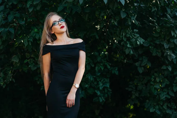 Mulher posando no parque — Fotografia de Stock