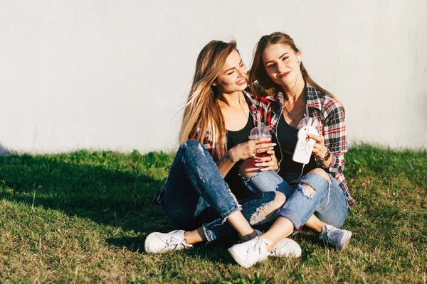 Flickor systrar tvillingar i sommaren park — Stockfoto