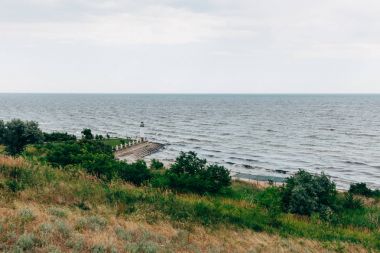 Yaz yatay, çimenli tepe