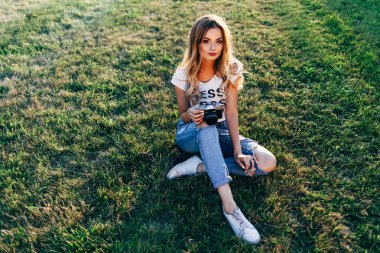 çimenlikte kamera kadınla