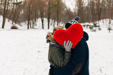 kalp şeklinde yastık ile Çift