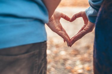 Aşk kaç sonbahar park içinde ellerinde kalbinle. Yakın çekim