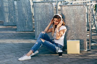 Kadın kaldırımda Kulaklığımda