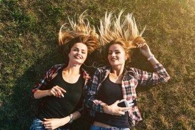 Kız parkta çim üzerinde yalan