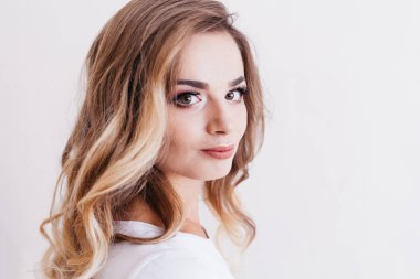 genç bir kadın kılığında