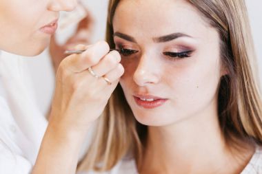 Kadın kadına Güzellik Salonu Makyaj yapma sanatçı makyaj