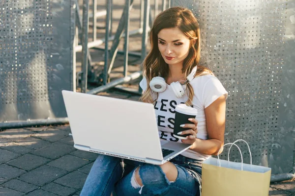 Mulher no pavimento usando laptop — Fotografia de Stock