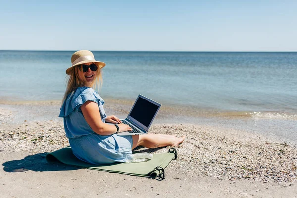 Jovem Mulher Bonita Sentada Com Laptop Praia Perto Mar — Fotografia de Stock