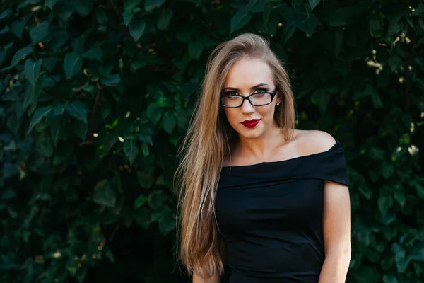 Mujer posando en el parque — Foto de Stock