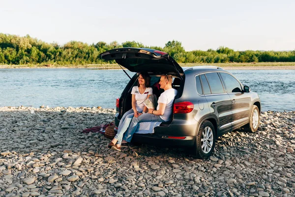 Arabada oturan çift gövde ve izlerken harita, roadtrip kavramı açın