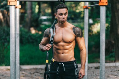 Eğitim açık ve poz dövmeler, genç Beyaz atlet