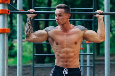 Eğitim açık ve poz dövmeler, genç Beyaz atlet