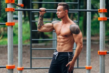 Eğitim açık ve poz dövmeler, genç Beyaz atlet