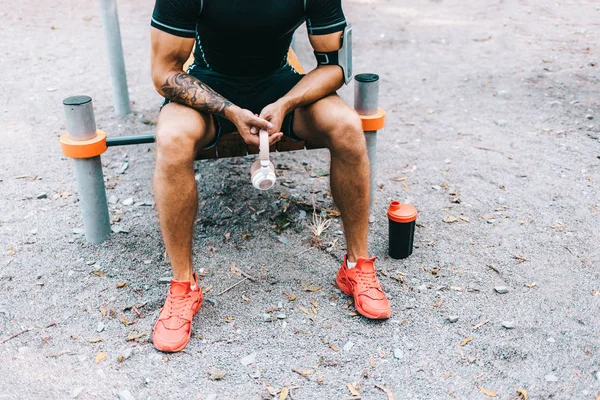 Jovem atleta caucasiano em tatuagens, treinando ao ar livre e posando — Fotografia de Stock