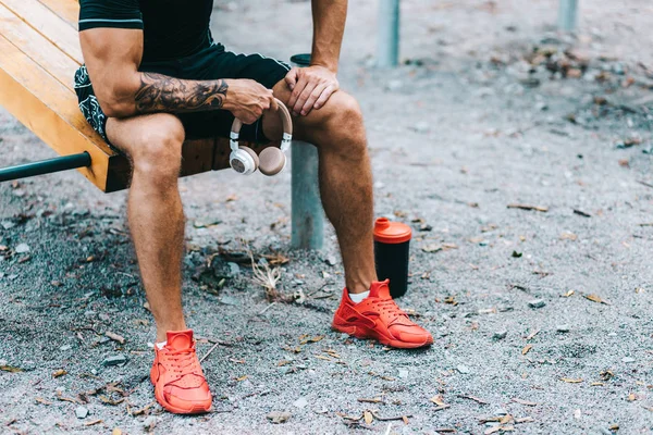 Jonge Kaukasische atleet in tatoeages, opleiding outdoor en poseren — Stockfoto