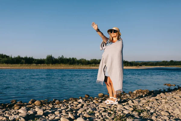 Jovem mulher viajando em um vestido azul — Fotografia de Stock