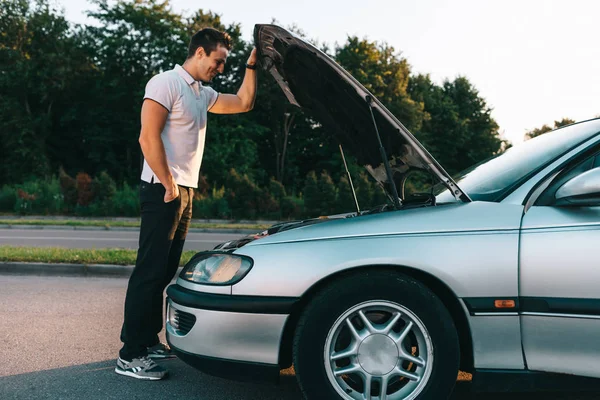 魅力的な白人青年壊れた車で白い t シャツで — ストック写真