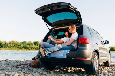 Arabada oturan çift gövde ve izlerken harita, roadtrip kavramı açın