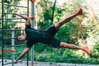 Eğitim açık ve poz dövmeler, genç Beyaz atlet