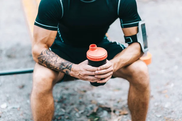 Jovem atleta caucasiano em tatuagens, treinando ao ar livre e posando — Fotografia de Stock