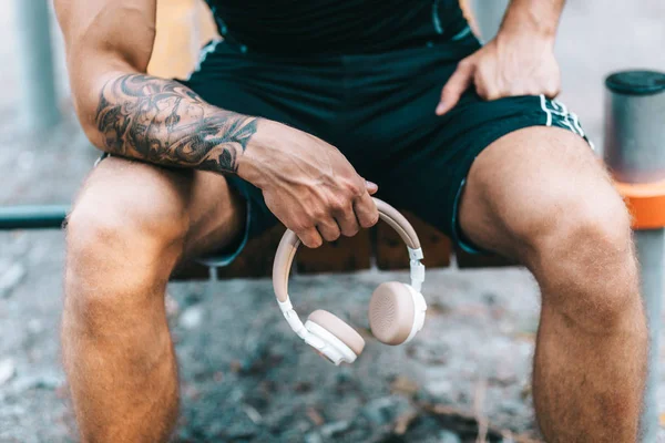 Jovem atleta caucasiano em tatuagens, treinando ao ar livre e posando — Fotografia de Stock