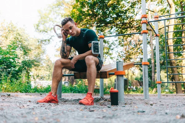 Jonge Kaukasische atleet in tatoeages, opleiding outdoor en poseren — Stockfoto
