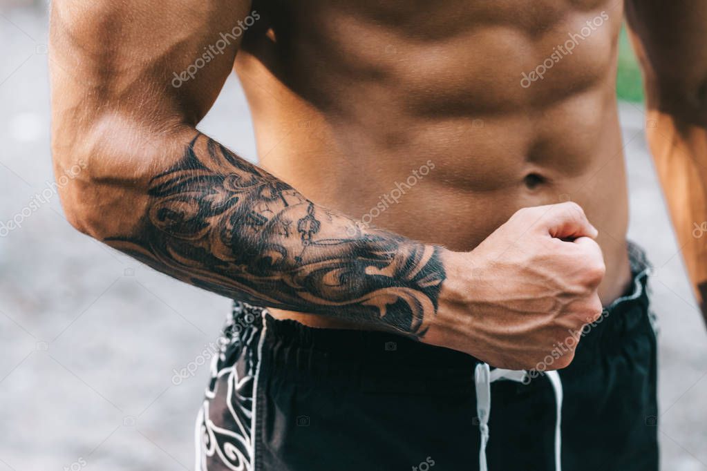 Young caucasian athlete in tattoos, training outdoor and posing — Stock