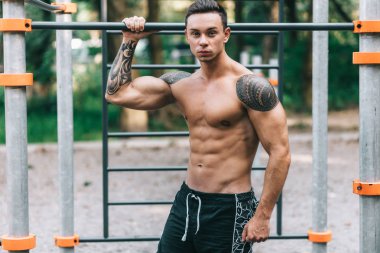 Eğitim açık ve poz dövmeler, genç Beyaz atlet