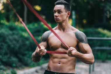 Eğitim açık ve poz dövmeler, genç Beyaz atlet