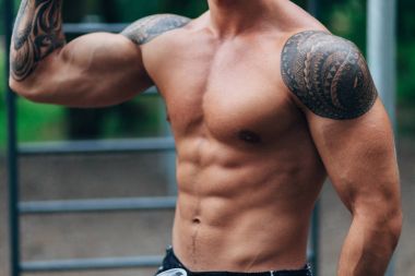 Eğitim açık ve poz dövmeler, genç Beyaz atlet