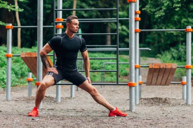 Siyah eşofman ve dövmeler, genç Beyaz atlet açık ve poz eğitim