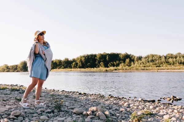 Jovem mulher viajando em um vestido azul — Fotografia de Stock