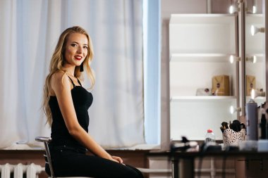 Güzel genç saç modeli kız Güzellik Salonu