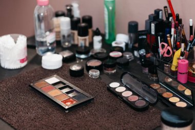 Güzellik Salonu ekipman masanın üstüne