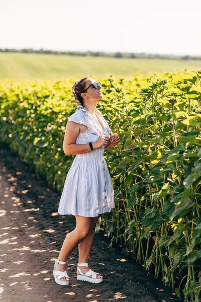 Zöld mező a háttér fehér ruhát a fiatal nő portréja — Stock Fotó