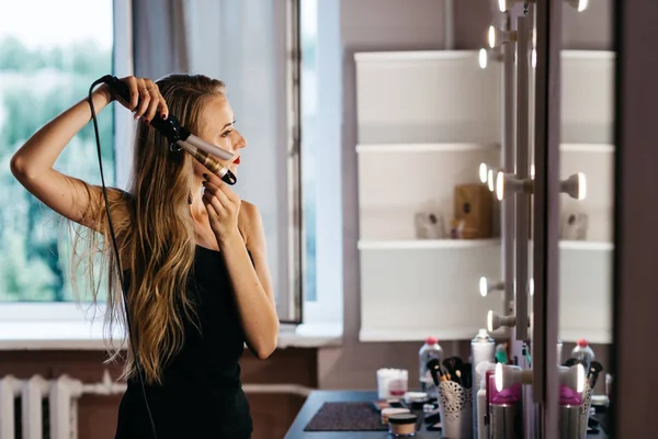 Vacker ung frisyr tjej i skönhetssalong — Stockfoto