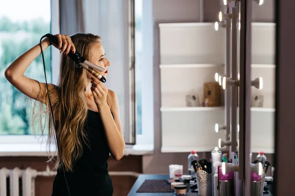 Belle jeune fille de coiffure dans le salon de beauté — Photo