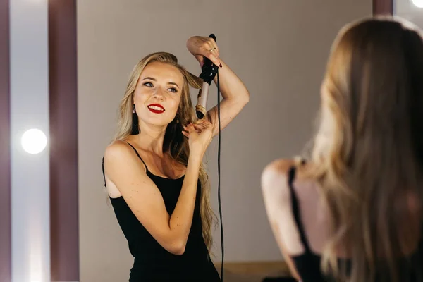 Belle jeune fille de coiffure dans le salon de beauté — Photo