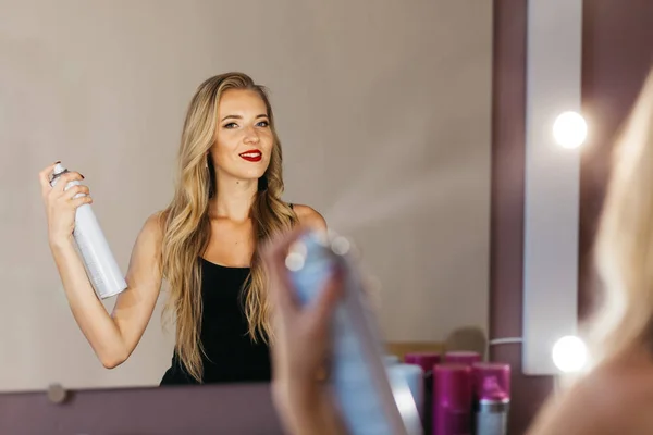 Belle jeune fille de coiffure dans le salon de beauté — Photo