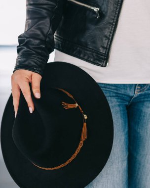 şık kadın Park içinde poz