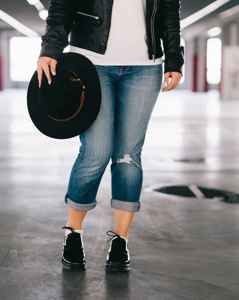 Junge stilvolle Frau posiert auf dem Parkplatz — Stockfoto