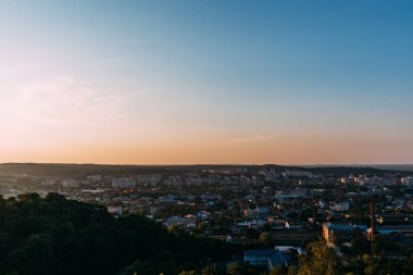Şehrin üzerinde günbatımı manzara