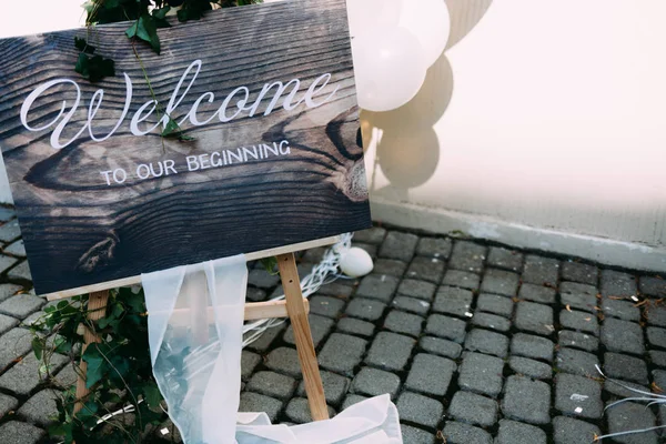 Текст на столе "Добро пожаловать в наше начало " — стоковое фото