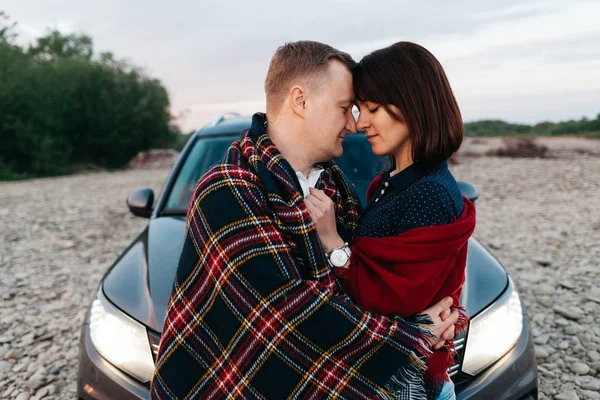 Portrait de couple heureux de jeunes adultes en voyage. Homme embrasser femme près de voiture . — Photo