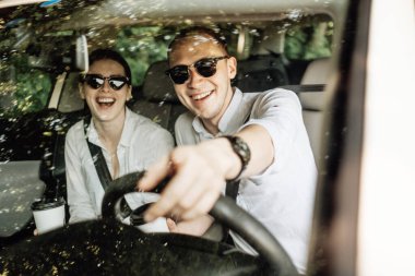 Mutlu Seyahat Çiftleri Yolculuk Keyifli Yolculuklar, Tatil Konsepti, Şehir dışında Tatil, İki Neşeli İnsan