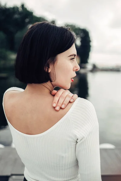 Primer plano retrato de hermosa morena chica en suéter blanco — Foto de Stock