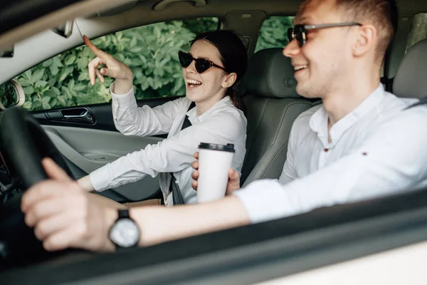 Feliz Pareja Viajera Juntos Disfrutando de Viaje por Carretera, Concepto de Vacaciones, Vacaciones Fuera de la Ciudad, Dos Personas Alegre —  Fotos de Stock