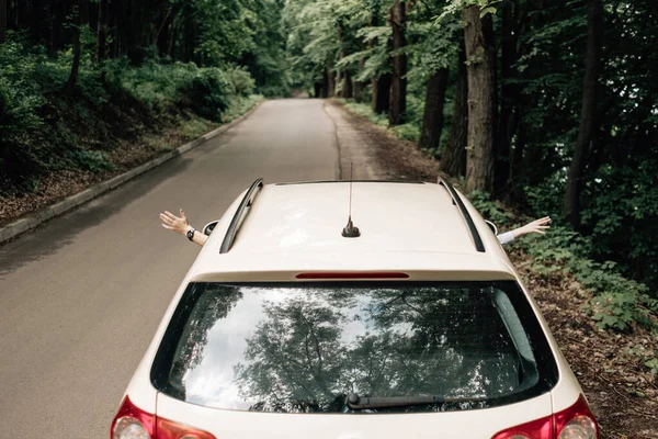 Feliz Pareja Viajera Juntos Disfrutando de Viaje por Carretera, Concepto de Vacaciones, Vacaciones Fuera de la Ciudad, Dos Personas Alegre — Foto de Stock