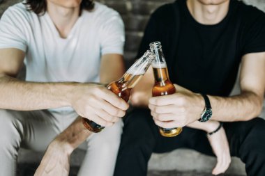 İki Şık İkiz Kardeş Merdivenlerde Eğlence İçen Bira